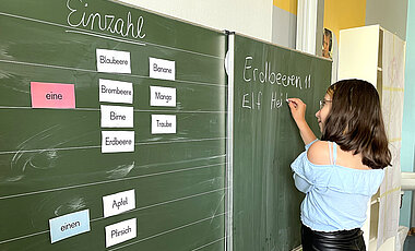 Ohne Grammatik geht es nicht. Kinder aus der Ukraine lernen im Rahmen des PUKI-Angebots Deutsch. 