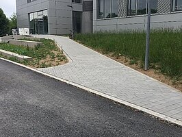 Barrierefreier Weg zum Haupteingang