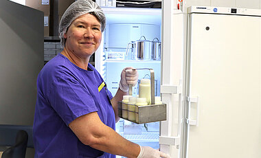 In der Kinderklinik des UKW stellt das Ernährungszentrum für Säuglinge sicher, dass Früh- und Neugeborene rund um die Uhr die Milch der eigenen Mutter erhalten. 