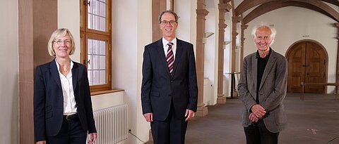 Paul Pauli (Mitte) wird neuer Präsident der JMU. Nach der Wahl gratulierten ihm Caroline Kisker, die Vorsitzende des Senats, und Helmut Schwarz, Vorsitzender des Universitätsrats. (Bild: Gunnar Bartsch / Universität Würzburg)