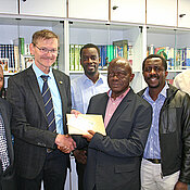 Gruppenfoto mit Dr. Claude Lukusa, Gerhard Bringmann, Rektor Alexis Mpoyi und Freddy Fefe Bangelesa , Jean-Pierre Mufusama Koy-Sita und Pierrot Shama Busha Pongo. Gerhard Bringmann (Foto: W. Shamburger)