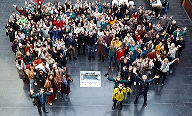 Etwa 150 Personen sind dem Aufruf zum Flashmob an der JMU gefolgt.