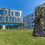 HumboldtBauMathematikFotoStaatlichesBauamtWuerzburg Außenansicht des Neubaus am Campus Hubland Nord mit dem Kunstobjekt „Ennepersche Minimalfläche“ aus der Reihe „Kunst am Bau“.