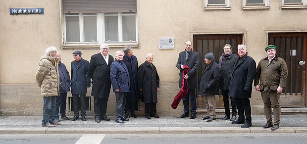 Enthüllung der Gelehrtentafel für den Historiker Prof. Dr. Otto Meyer (1906-2000) in der Neubaustraße 64a in Würzburg am 06.02.2025